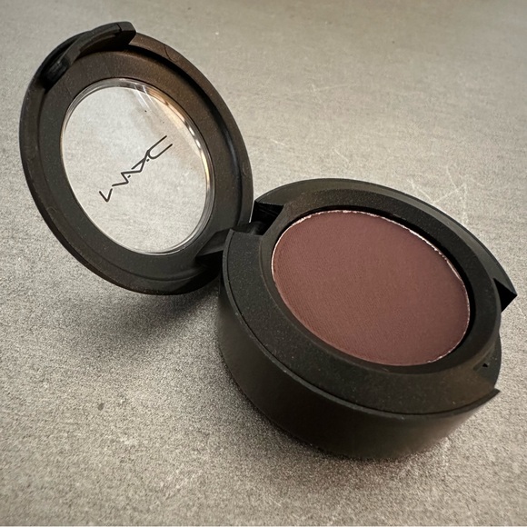 NWOT MAC BLACKBERRY Matte Eyeshadow - Picture 1 of 3